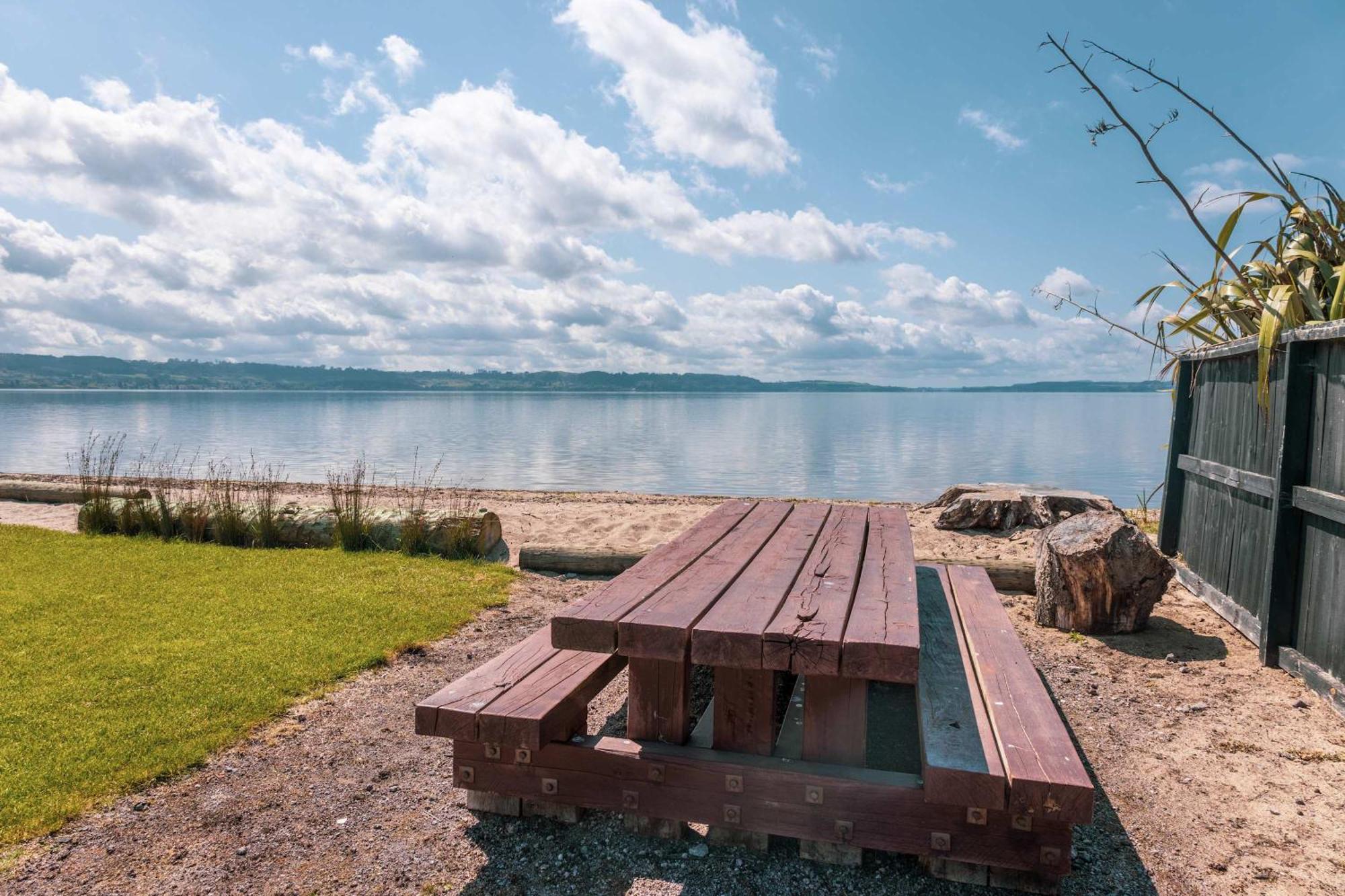 Jandals & Joy Lakefront Retreat Rotorua Buitenkant foto